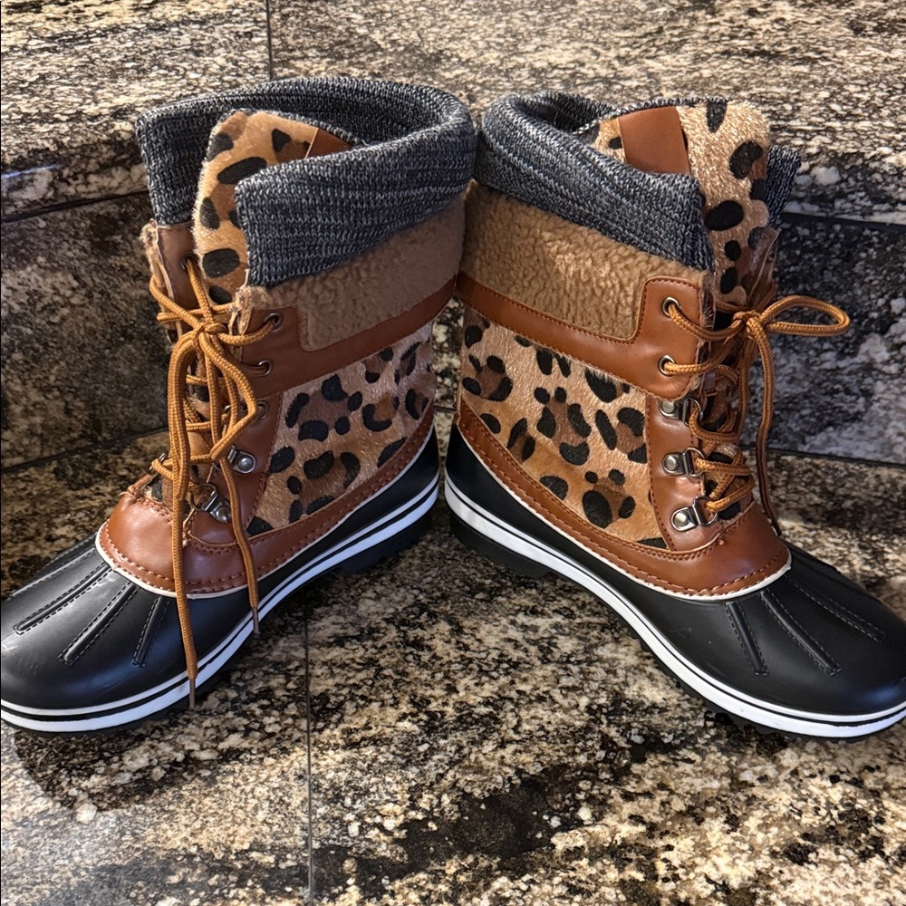 Forever Women’s Stylish Leopard Print Duck Boots - Picture 8 of 10
